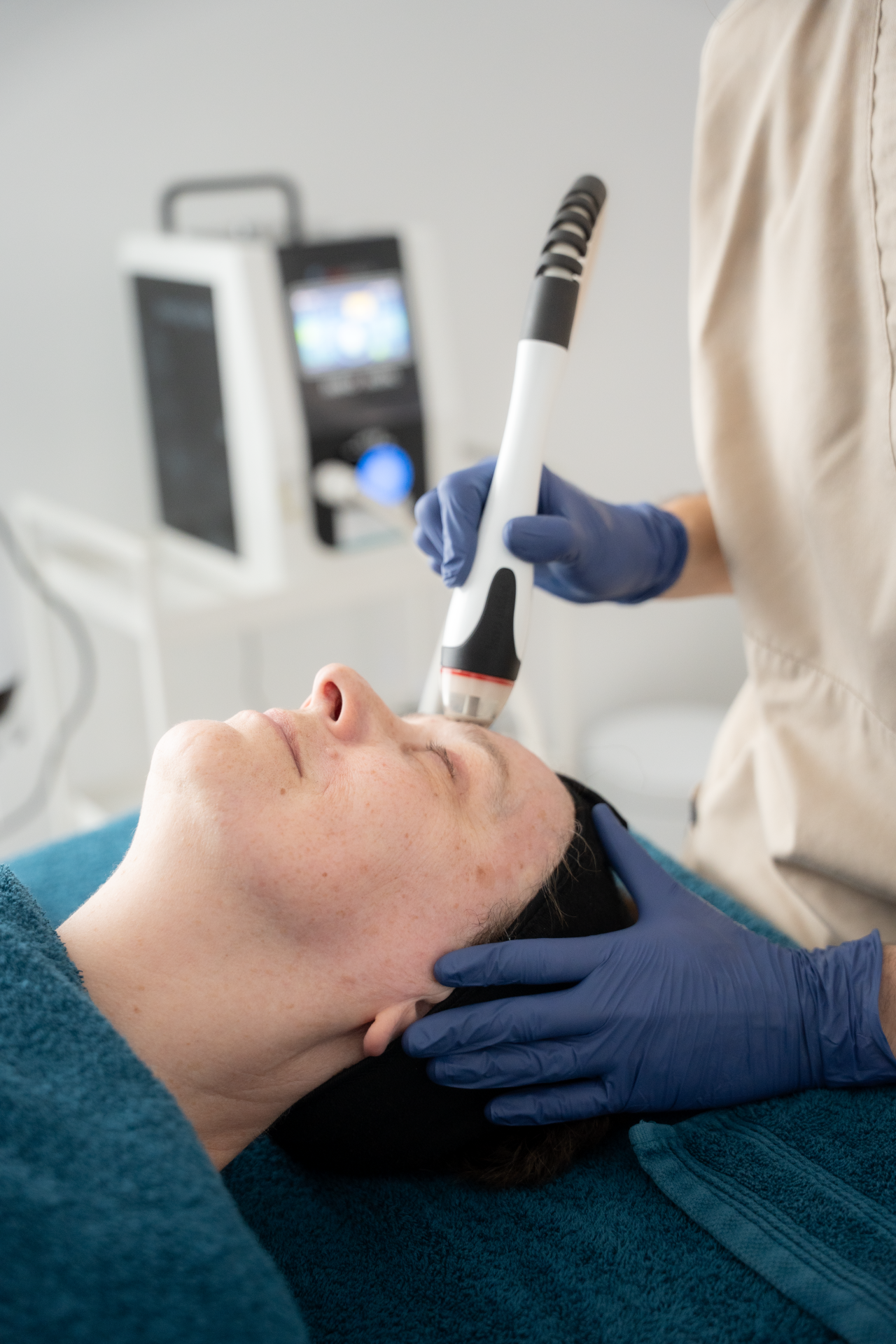 Innofacial - Vrouw met frisse, medische huidverbeterende glow in de behandelstoel